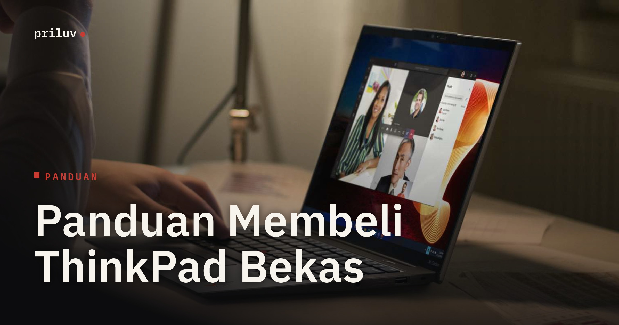 Seseorang mengetik di ThinkPad X1 Carbon dengan panggilan video di layar