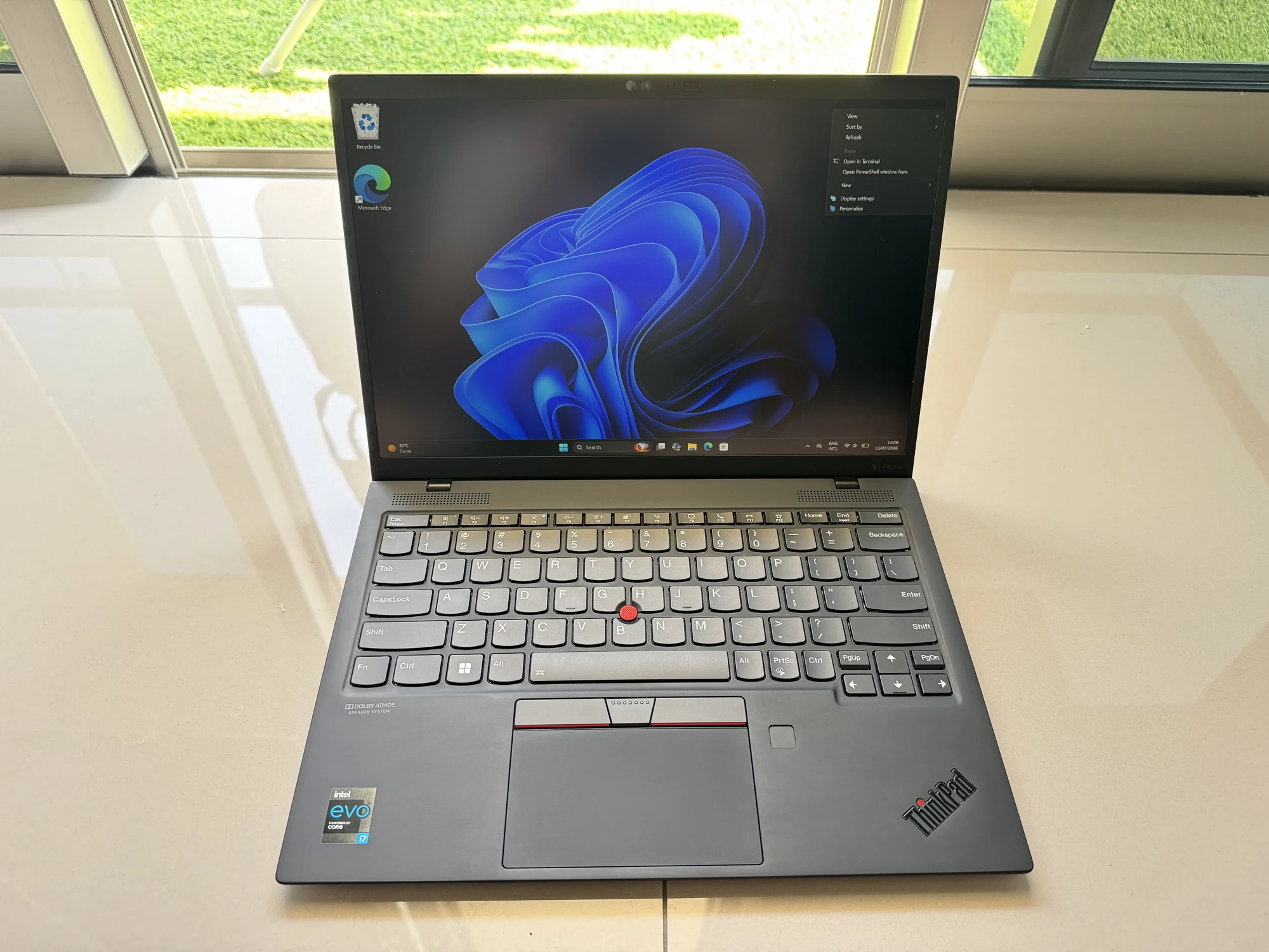 ThinkPad X1 Nano Gen 1 — tampak depan, layar terbuka