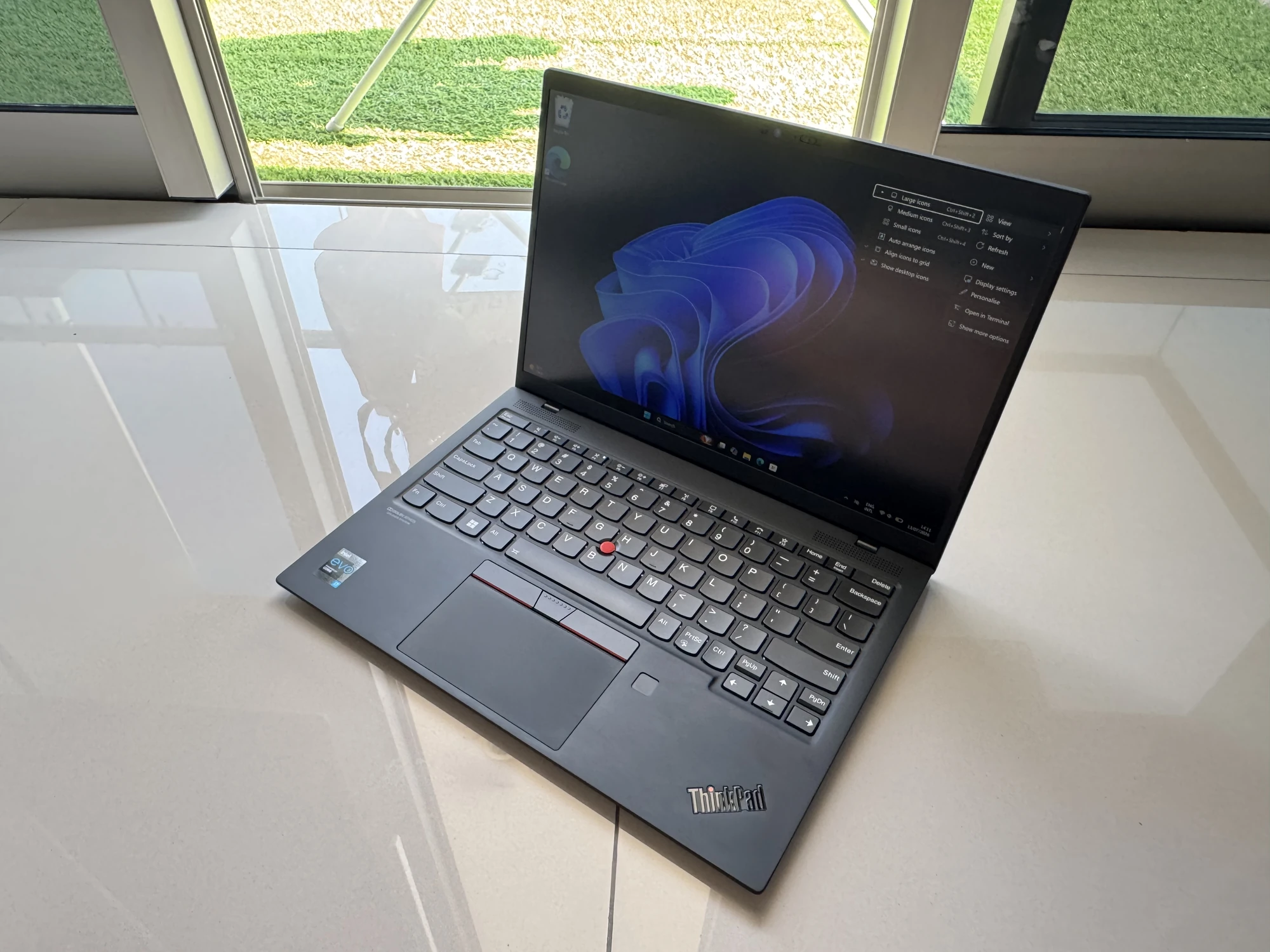 ThinkPad X1 Nano Gen 1 — tampak samping kanan, sudut tiga perempat