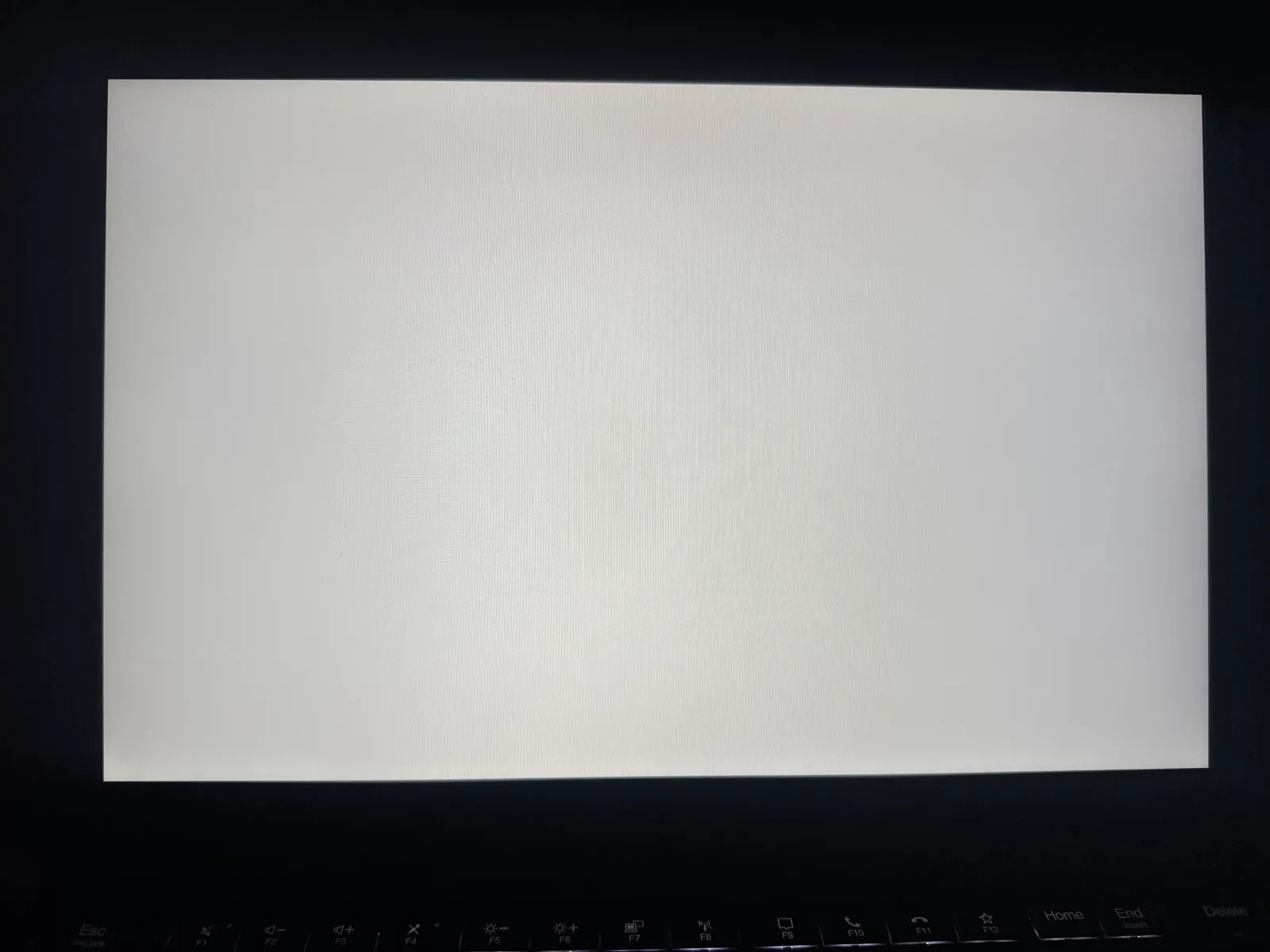 Tes layar warna putih penuh — tanpa white spot atau backlight bleed berlebih