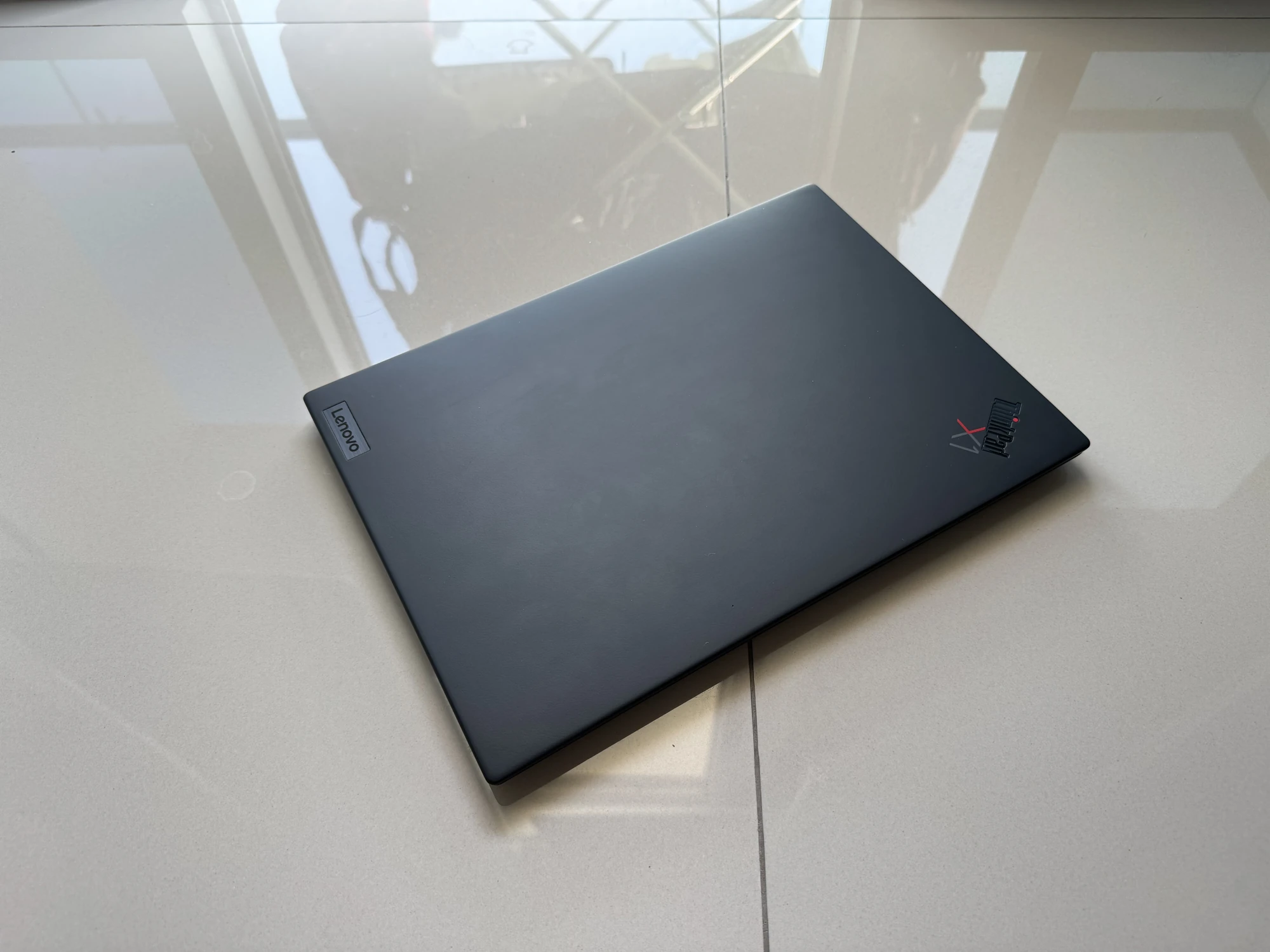 ThinkPad X1 Nano Gen 1 — tampak atas lid tertutup, logo ThinkPad & Lenovo