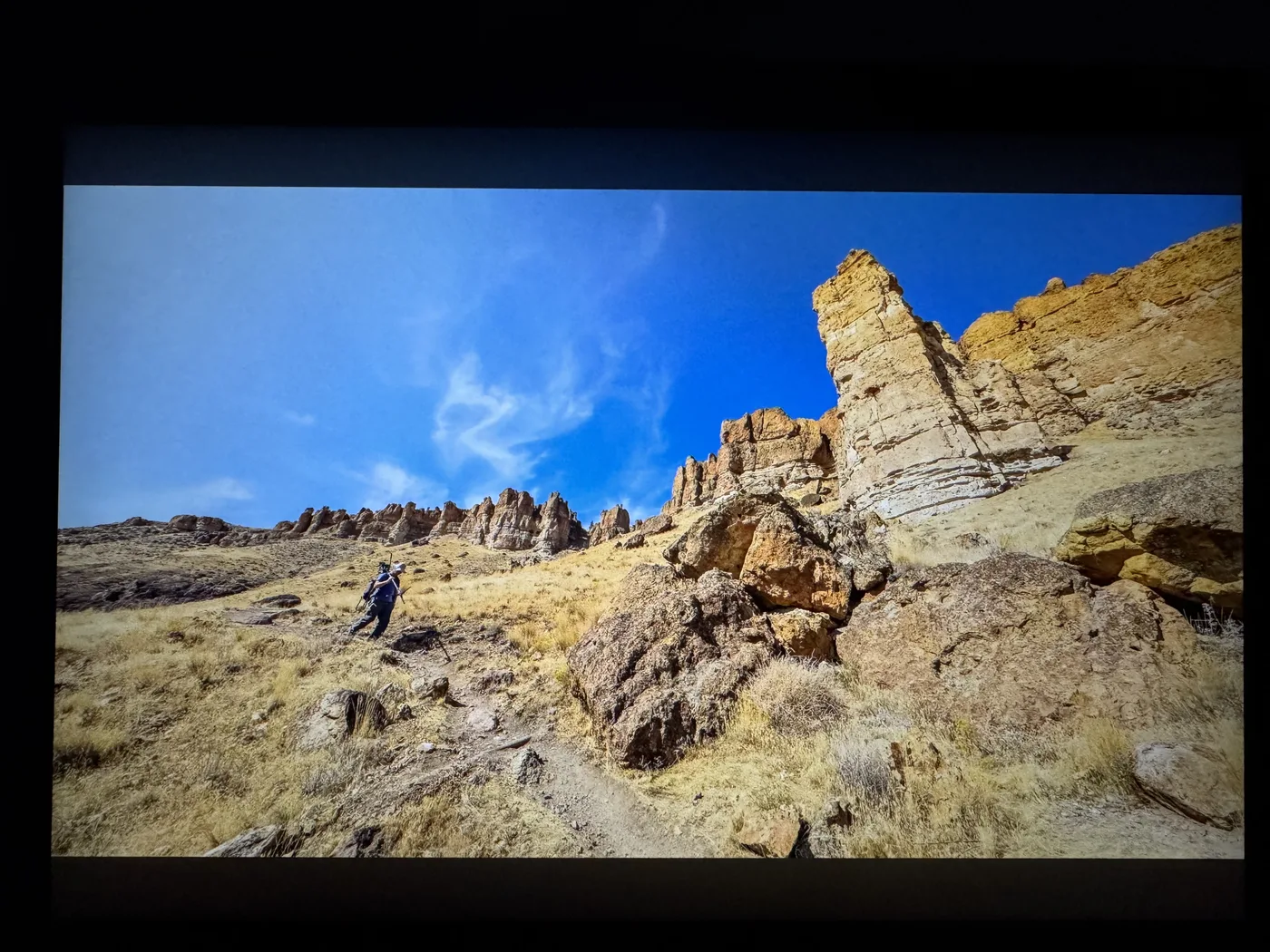 Konten full screen dengan black bar atas & bawah