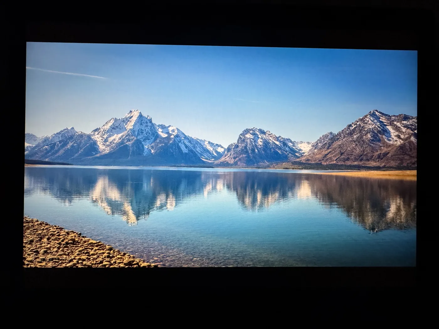 Konten full screen dengan black bar atas & bawah