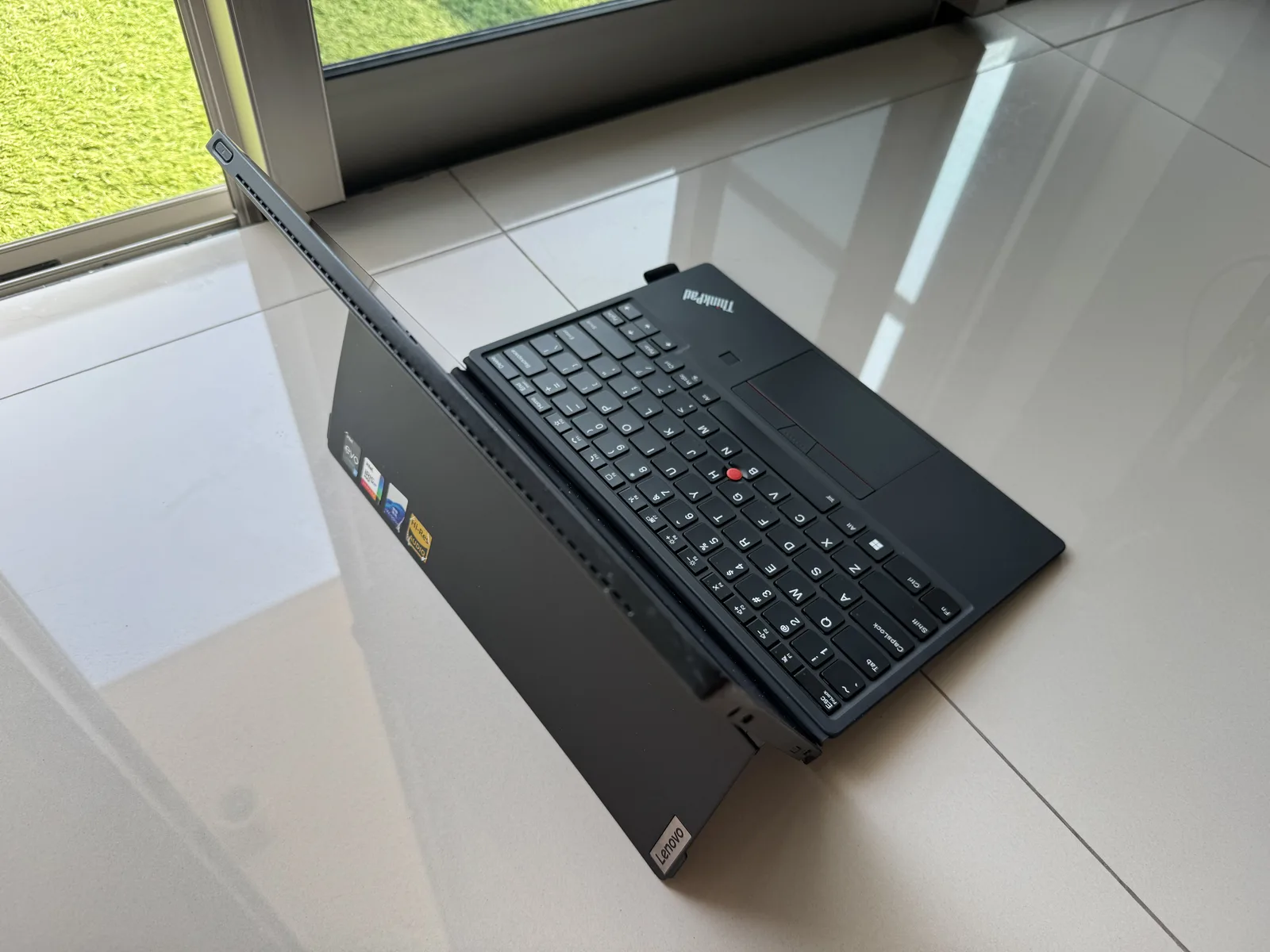 ThinkPad X12 Detachable — tampak atas, kickstand terbuka